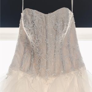 Oleg Cassini size 4. Non- altered. Champagne color. This dress is beautiful